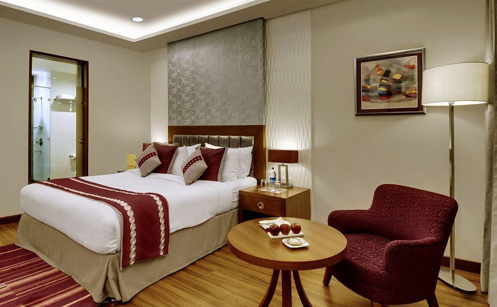 32Nd Milestone Hotell Gurgaon Exteriör bild