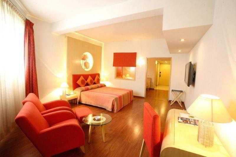 32Nd Milestone Hotell Gurgaon Rum bild