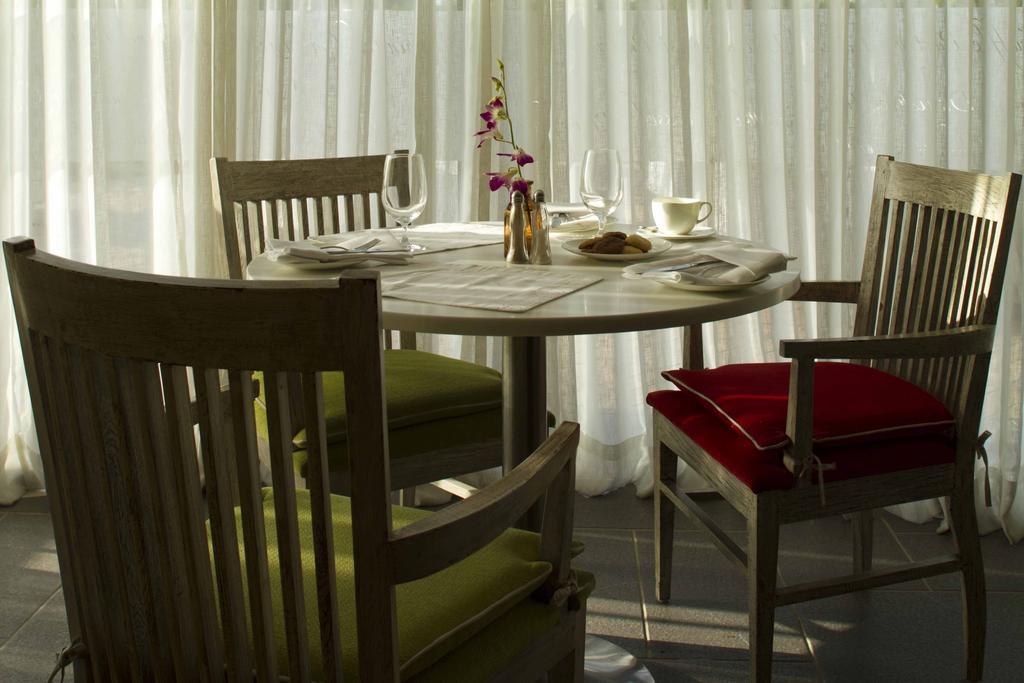 32Nd Milestone Hotell Gurgaon Exteriör bild