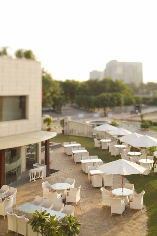 32Nd Milestone Hotell Gurgaon Exteriör bild