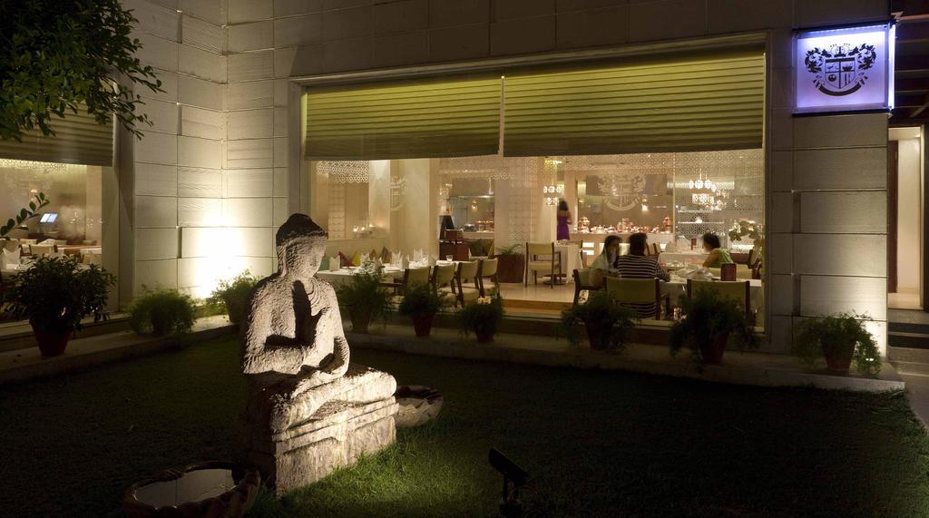 32Nd Milestone Hotell Gurgaon Exteriör bild
