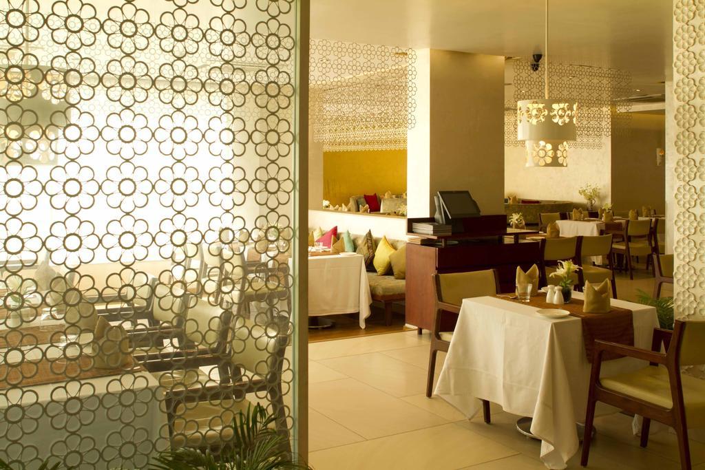 32Nd Milestone Hotell Gurgaon Exteriör bild