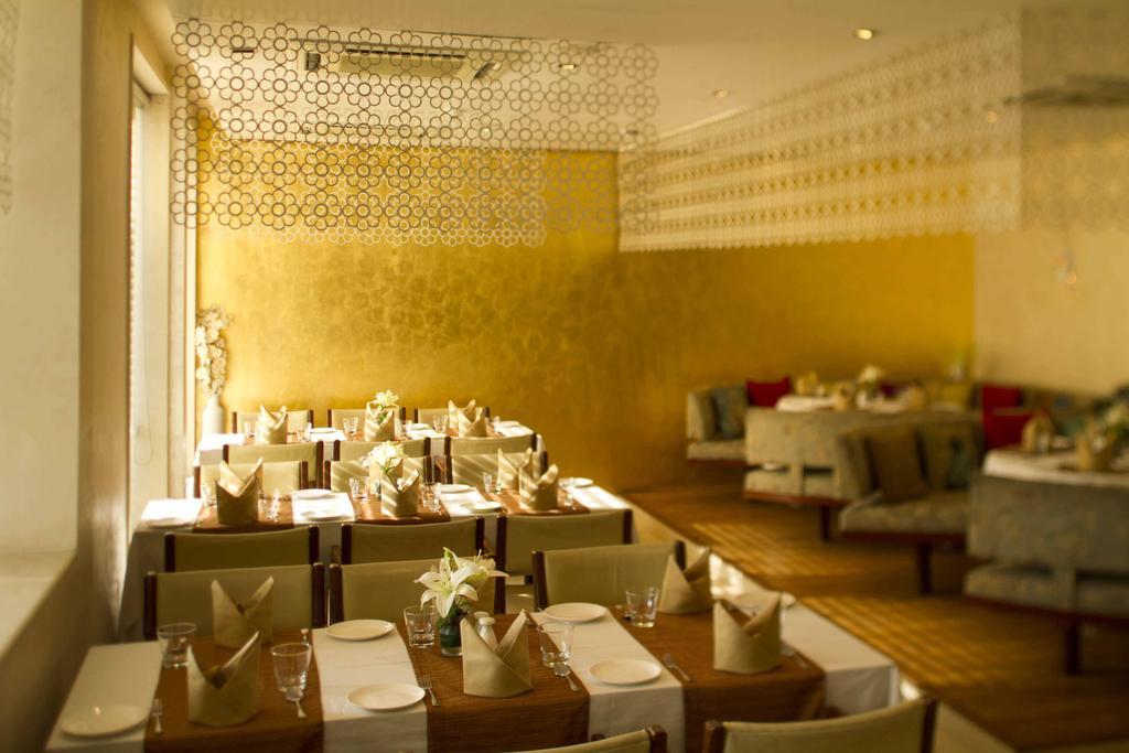 32Nd Milestone Hotell Gurgaon Exteriör bild