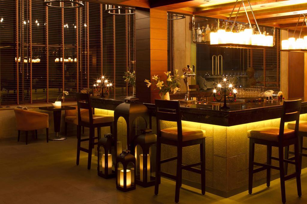 32Nd Milestone Hotell Gurgaon Exteriör bild