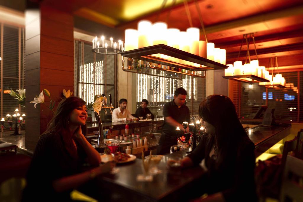 32Nd Milestone Hotell Gurgaon Exteriör bild